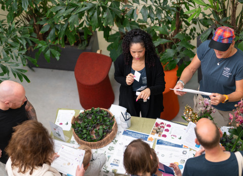 Bezoekers en medewerkers op de open dag