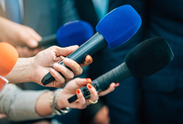 microfoons bij een persconferentie