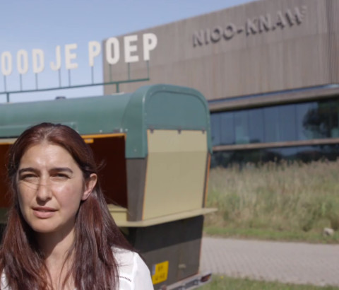 Tania Fernandes met de foodtruck van Broodje Poep