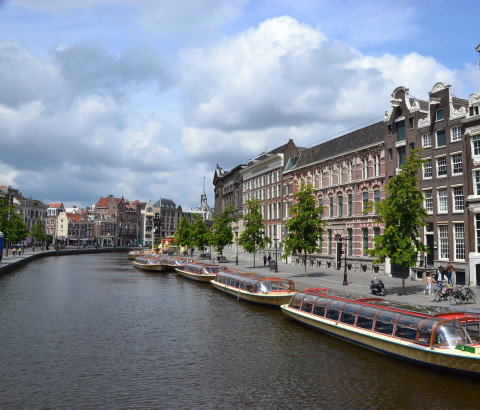 Rondvaartboten in Amsterdam tijdens de pandemie