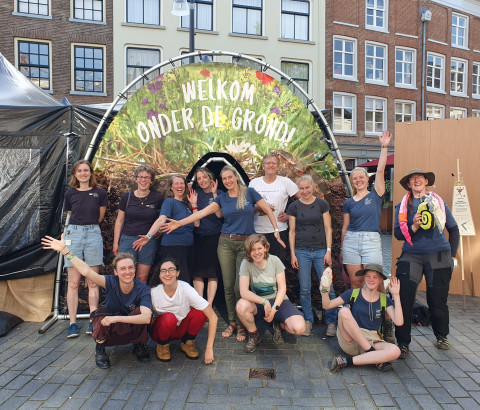NIOO medewerkers bij een festivalstand