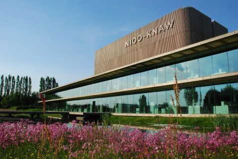 Gebouw NIOO-KNAW met paarse bloemen