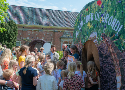 Expeditie NEXT 2022 grote groep kinderen bij de stand van NIOO-KNAW