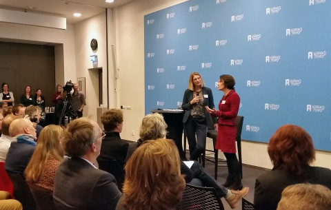 Louise Vet in het Haagse perscentrum Nieuwspoort