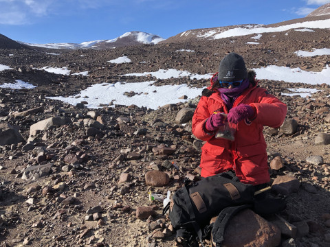 Onderzoeker neemt een bodemmonster in Antarctica