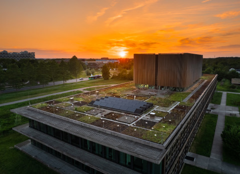 Het NIOO-gebouw bij ondergaande zon