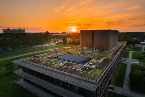 Het NIOO-gebouw bij ondergaande zon