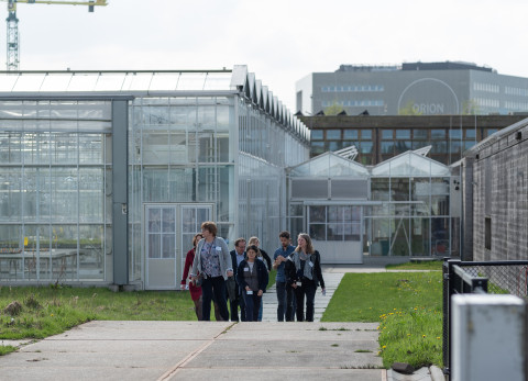 Groep mensen loopt rond bij NIOO-KNAW gebouw