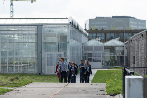 Groep mensen loopt rond bij NIOO-KNAW gebouw