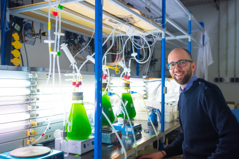 Dedmer van de Waal in het algenlab van het NIOO