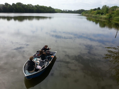 In een bootje op de Ouwerkerkse kreek
