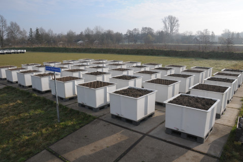 Grote bakken met aarde staan op het Van der Puttenplein
