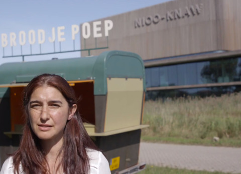 Tania Fernandes met de foodtruck van Broodje Poep