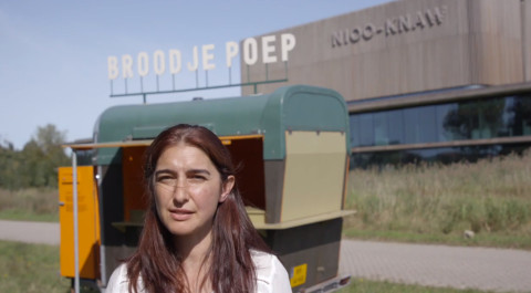 Tania Fernandes met de foodtruck van Broodje Poep