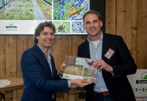 Donné Slangen krijgt eerste exemplaar Handreiking Natuurdaken