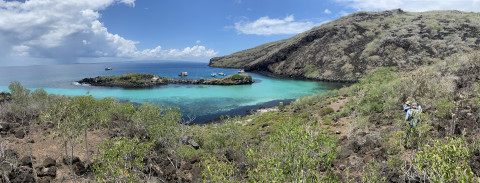 Onderzoekers kijken uit op een baai op één van de Galapagos eilanden