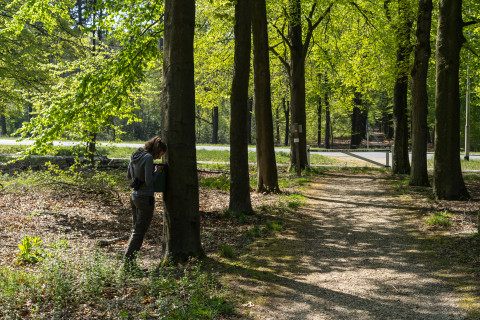 Krista van den Heuvel bij nestkast