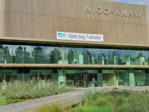 NIOO gebouw met open dag banner