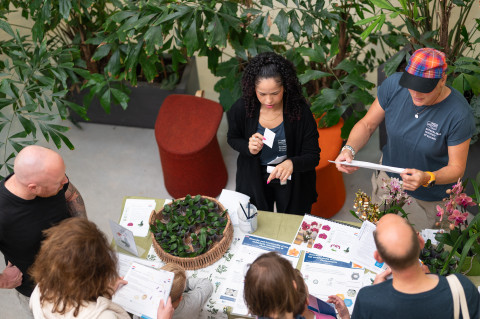 Bezoekers en medewerkers op de open dag