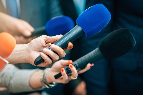 microfoons bij een persconferentie