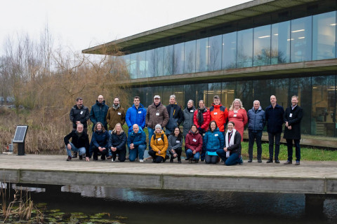 De leden van het SEFAP consortium op de brug voor het NIOO