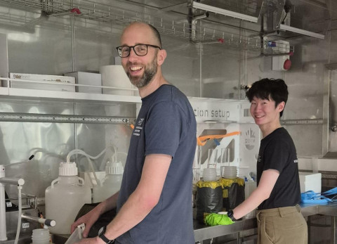 Dedmer en Xiaonan filteren zeewater