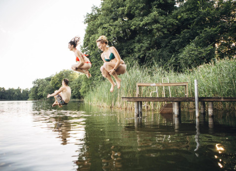 Zwemmers springen in het water