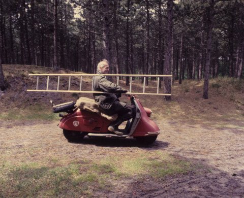 Met ladder naar nestkast Vlieland
