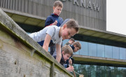 Kinderen zoeken waterdiertjes bij het NIOO