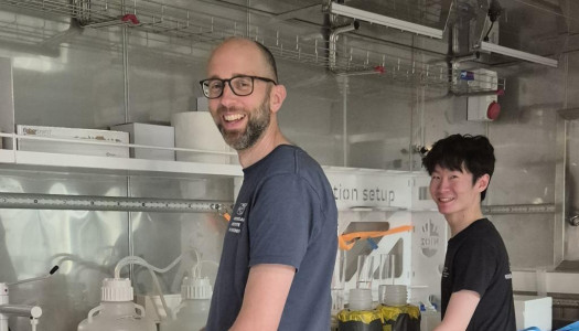 Dedmer en Xiaonan filteren zeewater