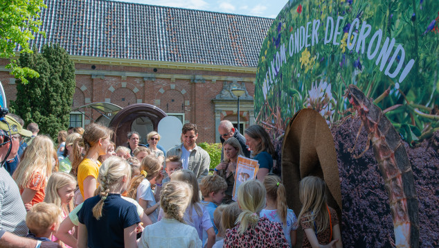 Expeditie NEXT 2022 grote groep kinderen bij de stand van NIOO-KNAW