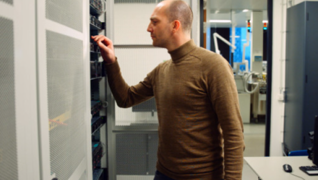 Een ICT medewerker in de serverruimte