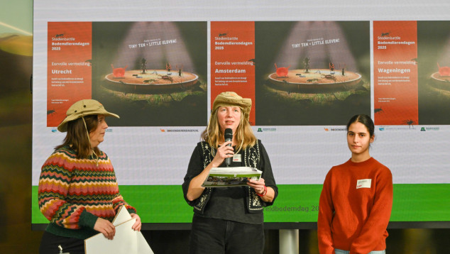 Uitrijking van de eervolle vermelding aan de gemeente Amsterdam