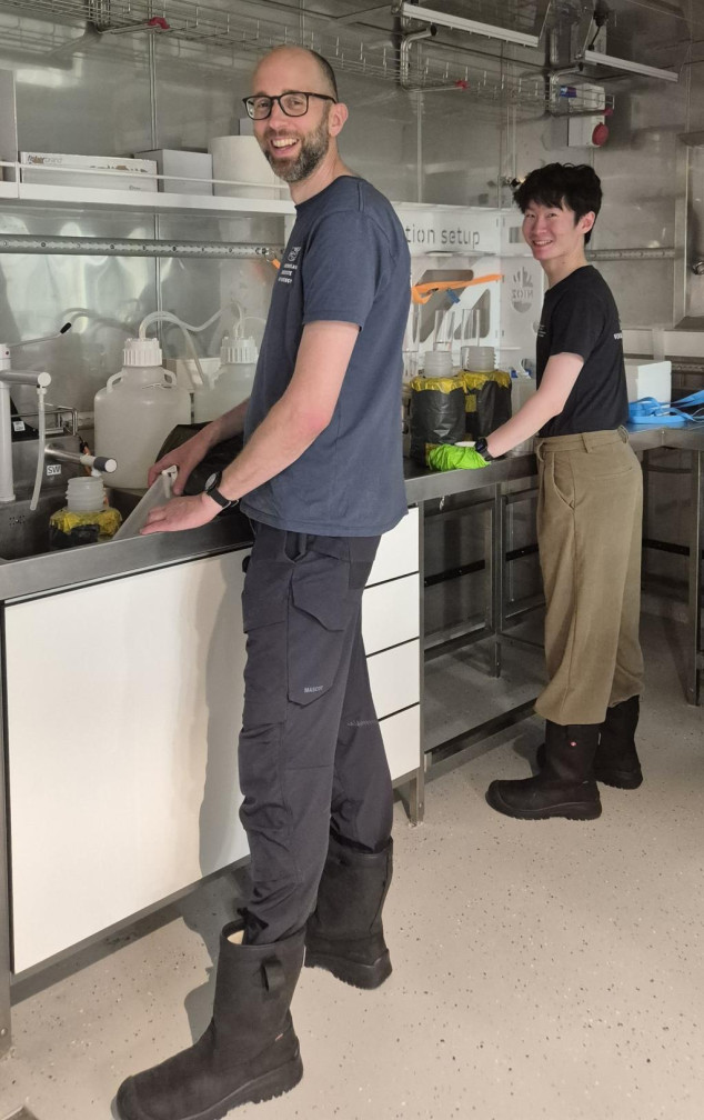 Dedmer en Xiaonan filteren zeewater