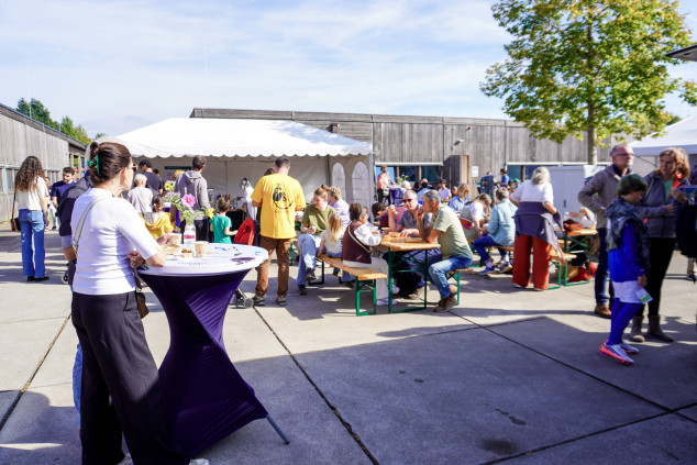 Plein met catering en doorlopend science cafe tijdens de Open Dag