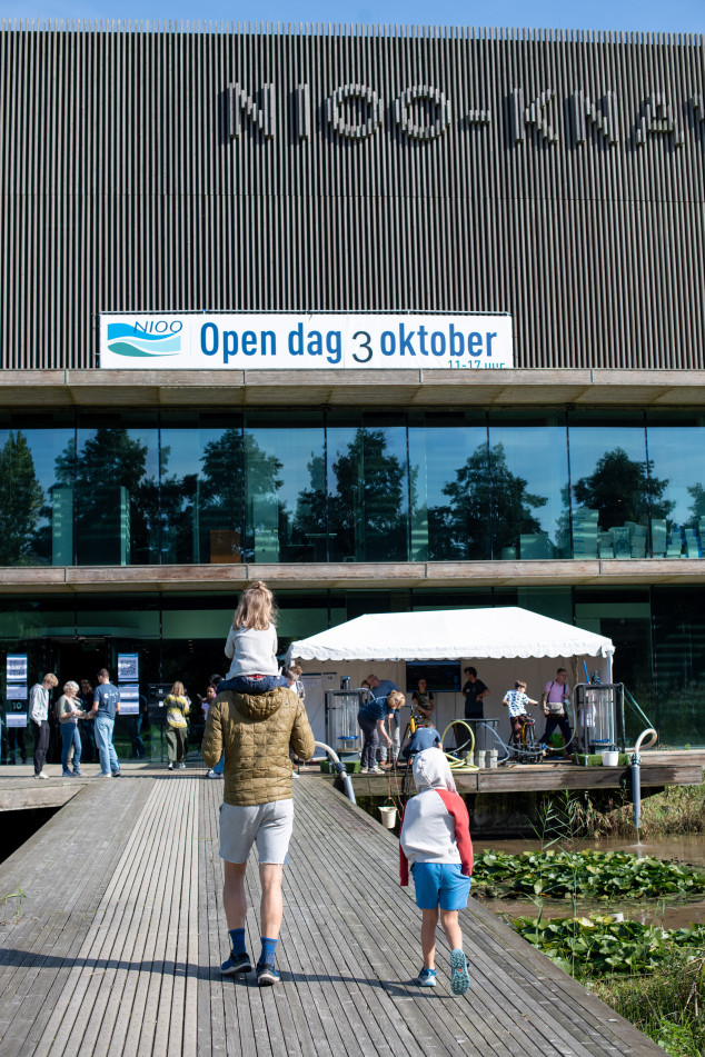 Familie loopt binnen op de Open Dag