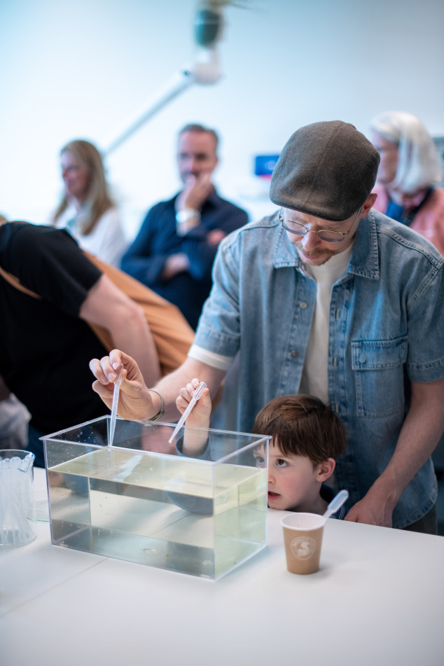 Watervlooien in het lab tijdens de Open Dag