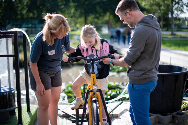 De vijver schoonfietsen tijdens de Open Dag
