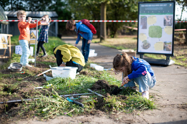 Bodemdieren opgraven tijdens de Open Dag