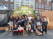 NIOO medewerkers bij een festivalstand