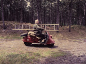 Met ladder naar nestkast Vlieland