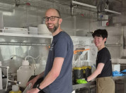Dedmer en Xiaonan filteren zeewater
