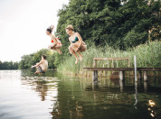 Zwemmers springen in het water
