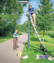 Nina van Boxem (links) en Nienke Lekkerkerk (op de ladder)