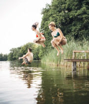Zwemmers springen in het water